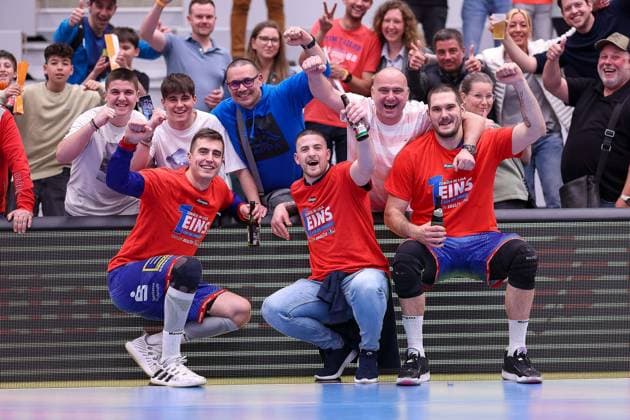 Jubel Torjubel HBW nach dem Spiel. Aufstieg in die 1. Bundesliga, Filip Vistorop (HBW Balingen-Weilstetten, 04), Uros Todorovic (HBW Balingen-Weilstetten, 03), Kristian Beciri (HBW Balingen-Weilstetten, 18)¨¨HBW Balingen-Weilstetten vs. SG BBM Bietigheim, Handball, 2. Bundesliga, 35.Spieltag, Spielzeit 2022 2023, 20.05.2023, ¨¨ HBW Balingen-Weilstetten vs. SG BBM Bietigheim, Handball, 2. Bundesliga, 35.Spieltag, Spielzeit 2022 2023, 20.05.2023 Balingen