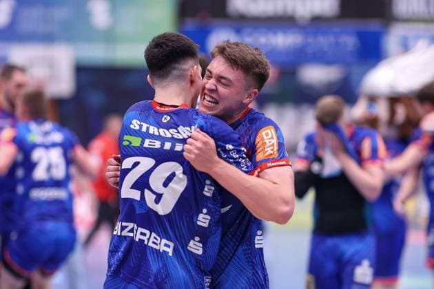Jubel Torjubel HBW nach dem Spiel. Aufstieg in die 1. Bundesliga, Moritz Strosack (HBW Balingen-Weilstetten, 29), Elias Huber (HBW Balingen-Weilstetten, 07)¨¨HBW Balingen-Weilstetten vs. SG BBM Bietigheim, Handball, 2. Bundesliga, 35.Spieltag, Spielzeit 2022 2023, 20.05.2023, ¨¨ HBW Balingen-Weilstetten vs. SG BBM Bietigheim, Handball, 2. Bundesliga, 35.Spieltag, Spielzeit 2022 2023, 20.05.2023 Balingen