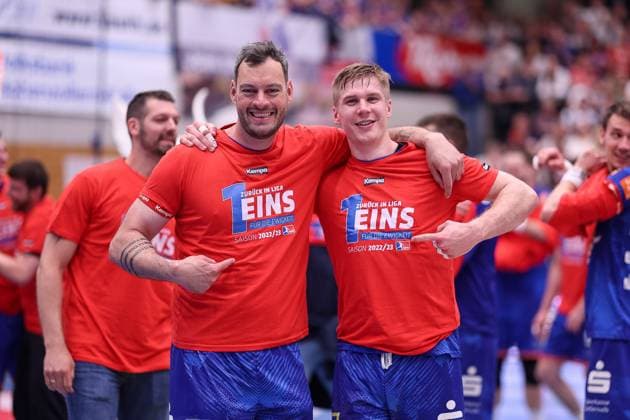 Sport Bilder des Tages Jubel Torjubel HBW nach dem Spiel. Aufstieg in die 1. Bundesliga, Jens Schoengarth (HBW Balingen-Weilstetten, 08), Daniel Ingason (HBW Balingen-Weilstetten, 10)¨¨HBW Balingen-Weilstetten vs. SG BBM Bietigheim, Handball, 2. Bundesliga, 35.Spieltag, Spielzeit 2022 2023, 20.05.2023, ¨¨ HBW Balingen-Weilstetten vs. SG BBM Bietigheim, Handball, 2. Bundesliga, 35.Spieltag, Spielzeit 2022 2023, 20.05.2023 Balingen