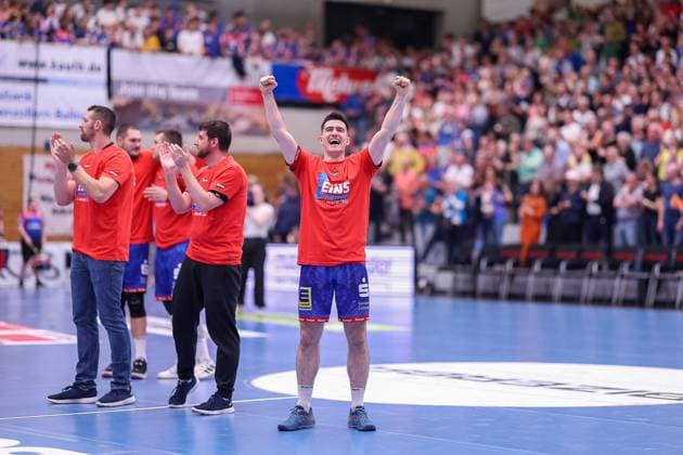 Jubel Torjubel HBW nach dem Spiel. Aufstieg in die 1. Bundesliga, Moritz Strosack (HBW Balingen-Weilstetten, 29)¨¨HBW Balingen-Weilstetten vs. SG BBM Bietigheim, Handball, 2. Bundesliga, 35.Spieltag, Spielzeit 2022 2023, 20.05.2023, ¨¨ HBW Balingen-Weilstetten vs. SG BBM Bietigheim, Handball, 2. Bundesliga, 35.Spieltag, Spielzeit 2022 2023, 20.05.2023 Balingen