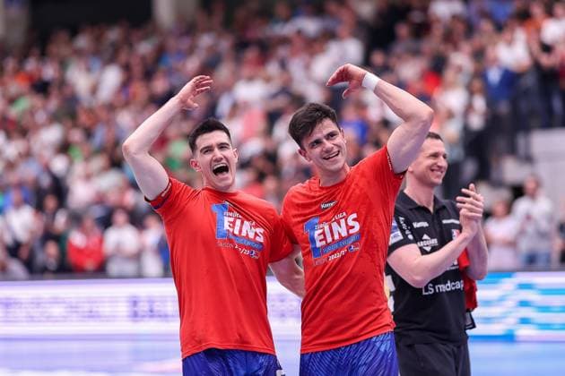Jubel Torjubel HBW nach dem Spiel. Aufstieg in die 1. Bundesliga, Moritz Strosack (HBW Balingen-Weilstetten, 29), Patrick Volz (HBW Balingen-Weilstetten, 27)¨¨HBW Balingen-Weilstetten vs. SG BBM Bietigheim, Handball, 2. Bundesliga, 35.Spieltag, Spielzeit 2022 2023, 20.05.2023, ¨¨ HBW Balingen-Weilstetten vs. SG BBM Bietigheim, Handball, 2. Bundesliga, 35.Spieltag, Spielzeit 2022 2023, 20.05.2023 Balingen
