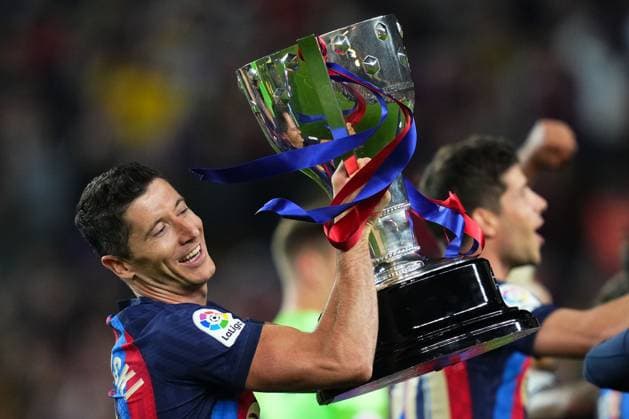 Sport Themen der Woche KW20 Sport Bilder des Tages Mandatory Credit: Photo by Bagu Blanco Pressinphoto Shutterstock (13922363y) Robert Lewandowski of FC Barcelona, Barca with the Trophy of La Liga 2022-2023 Champion FC Barcelona v Real Sociedad, La Liga, date 35. Football, Spotity Camp Nou Stadium, Barcelona, Spain - 20 May 2023 EDITORIAL USE ONLY No use with unauthorised audio, video, data, fixture lists (outside the EU), club league logos or live services. Online in-match use limited to 45 images (+15 in extra time). No use to emulate moving images. No use in betting, games or single club league player publications services. FC Barcelona v Real Sociedad, La Liga, date 35. Football, Spotity Camp Nou Stadium, Barcelona, Spain - 20 May 2023 EDITORIAL USE ONLY No use with unauthorised audio, video, data, fixture lists (outside the EU), club league logos or live services. Online in-match use limited to 45 images (+15 in extra time). No use to emulate moving images. No use in betting, games or  Copyright: xBaguxBlanco Pressinphoto Shutterstockx 13922363y