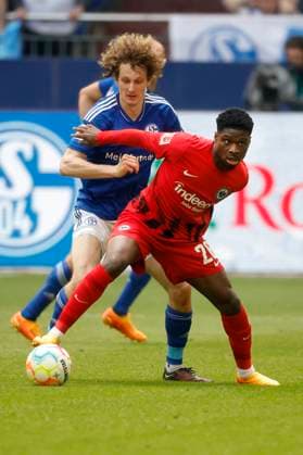 Gelsenkirchen, Deutschland, 1. Fussball Bundesliga 33. Spieltag FC Schalke 04 vs. Eintracht Frankfurt 2:2 am 20. 05. 2023 in der Veltins Arena auf Schalke in Gelsenkirchen Alex KRAL (S04) li.- und Eric Junior DINA EBIMBE (FFM) re.- *** Gelsenkirchen, Germany, 1 Football Bundesliga 33 Matchday FC Schalke 04 vs Eintracht Frankfurt 2 2 on 20 05 2023 at Veltins Arena on Schalke in Gelsenkirchen Alex KRAL S04 left and Eric Junior DINA EBIMBE FFM right