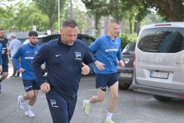 Sport Themen der Woche KW20 Fussball, Herren, Saison 2022 2023, 1. Bundesliga, Hertha BSC, v. l. Marco Richter (Hertha BSC), Trainer Pal Dardai (Hertha BSC), Torwart Oliver Christensen (Hertha BSC) beim Auslaufen am Tag nach dem Abstieg aus der 1. Bundesliga, 21.05. 2023, *** Football, men, season 2022 2023, 1 Bundesliga, Hertha BSC, f l Marco Richter Hertha BSC , coach Pal Dardai Hertha BSC , goalkeeper Oliver Christensen Hertha BSC during the run-out the day after relegation from the 1 Bundesliga, 21 05 2023, Copyright: xMatthiasxKochx