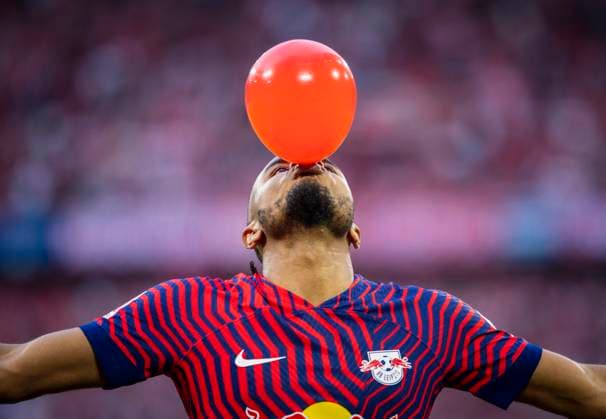 Sport Bilder des Tages Munic, Germany. 20th Mai, 2023. Torjubel: Christopher Nkunku (RBL) bläst einen Luftballon auf FC Bayern München - RB Leipzig 20.05.2023 *** Munic, Germany 20th May, 2023 Goal celebration Christopher Nkunku RBL blows a balloon on FC Bayern Munich RB Leipzig 20 05 2023