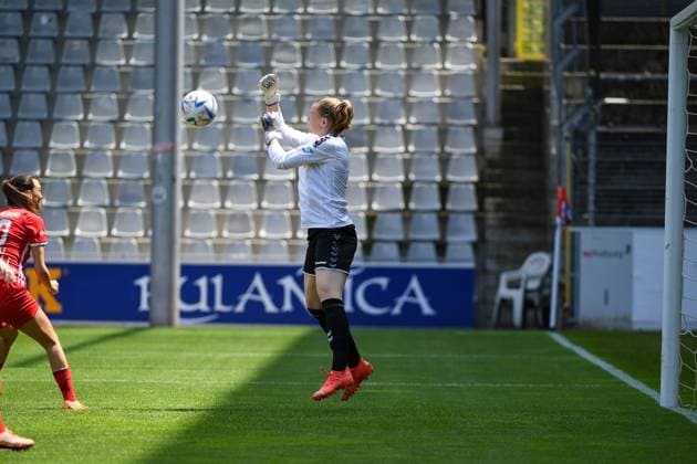 Fussball FLYERALARM Frauen-Bundesliga 21. Spieltag - 22 23 - SC Freiburg vs. 1. FC Koeln - 21-05-2023 Manon Klett (1. FC Koeln 1) wehrt den Ball von Judith Steinert (SC Freiburg 13) am Ball. Fussball FLYERALARM Frauen-Bundesliga: SC Freiburg vs. 1. FC Koeln am Sonntag, den 21. Mai 2023 im Dreisamstadion in Freiburg im Breisgau DFL REGULATIONS PROHIBIT ANY USE OF PHOTOGRAPHS AS IMAGE SEQUENCES AND OR QUASI-VIDEO. Copyright: xBEAUTIFULxSPORTS GerdxGruendlx
