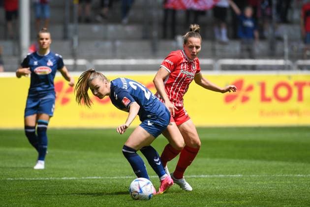Fussball FLYERALARM Frauen-Bundesliga 21. Spieltag - 22 23 - SC Freiburg vs. 1. FC Koeln - 21-05-2023 Weronika Zawistowska (1. FC Koeln 24) im Zweikampf mit Lisa Karl (SC Freiburg 2). Fussball FLYERALARM Frauen-Bundesliga: SC Freiburg vs. 1. FC Koeln am Sonntag, den 21. Mai 2023 im Dreisamstadion in Freiburg im Breisgau DFL REGULATIONS PROHIBIT ANY USE OF PHOTOGRAPHS AS IMAGE SEQUENCES AND OR QUASI-VIDEO. Copyright: xBEAUTIFULxSPORTS GerdxGruendlx