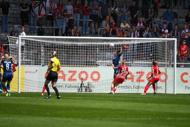 Fussball FLYERALARM Frauen-Bundesliga 21. Spieltag - 22 23 - SC Freiburg vs. 1. FC Koeln - 21-05-2023 Genessee Puntigam (1. FC Koeln 13) mit einer Kopfball-Chance fuer den 1. FC Koeln. Fussball FLYERALARM Frauen-Bundesliga: SC Freiburg vs. 1. FC Koeln am Sonntag, den 21. Mai 2023 im Dreisamstadion in Freiburg im Breisgau DFL REGULATIONS PROHIBIT ANY USE OF PHOTOGRAPHS AS IMAGE SEQUENCES AND OR QUASI-VIDEO. Copyright: xBEAUTIFULxSPORTS GerdxGruendlx