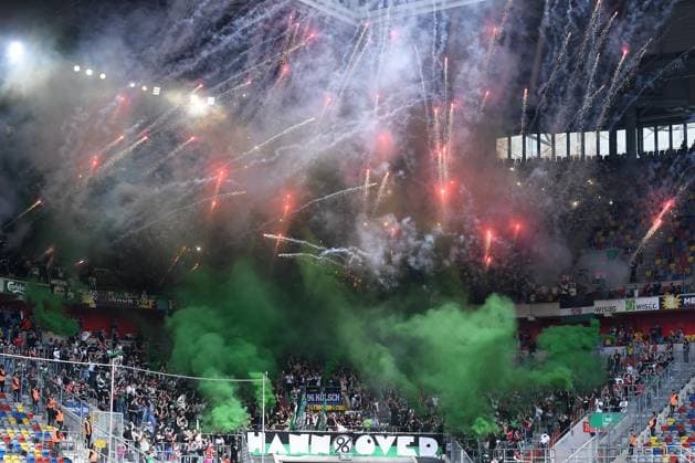 Sport Themen der Woche KW20 Fußball 2. Bundesliga 33. Spieltag Fortuna Düsseldorf - Hannover 96 am 21.05.2023 in der Merkur Spiel-Arena in Düsseldorf Fans Hannover 96 zünden Bengalos Pyro Pyrotechnik Leuchtkörper Rauchbomben Raketen im Fanblock DFL regulations prohibit any use of photographs as image sequences and or quasi-video. *** Soccer 2 Bundesliga 33 Matchday Fortuna Düsseldorf Hannover 96 on 21 05 2023 in the Merkur Spiel Arena in Düsseldorf fans Hannover 96 ignite Bengalos pyro pyrotechnics flares smoke bombs rockets in the fan block DFL regulations prohibit any use of photographs as image sequences and or quasi video xRx