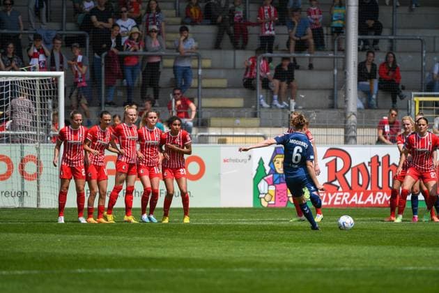 Fussball FLYERALARM Frauen-Bundesliga 21. Spieltag - 22 23 - SC Freiburg vs. 1. FC Koeln - 21-05-2023 Myrthe Moorrees (1. FC Koeln 6) mit einem Freistoss fuer den 1. FC Koeln. Fussball FLYERALARM Frauen-Bundesliga: SC Freiburg vs. 1. FC Koeln am Sonntag, den 21. Mai 2023 im Dreisamstadion in Freiburg im Breisgau DFL REGULATIONS PROHIBIT ANY USE OF PHOTOGRAPHS AS IMAGE SEQUENCES AND OR QUASI-VIDEO. Copyright: xBEAUTIFULxSPORTS GerdxGruendlx