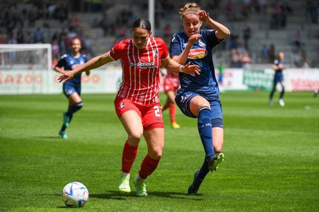 Fussball FLYERALARM Frauen-Bundesliga 21. Spieltag - 22 23 - SC Freiburg vs. 1. FC Koeln - 21-05-2023 Myrthe Moorrees (1. FC Koeln 6) im Zweikampf mit Giovanna Hoffmann (SC Freiburg 27). Fussball FLYERALARM Frauen-Bundesliga: SC Freiburg vs. 1. FC Koeln am Sonntag, den 21. Mai 2023 im Dreisamstadion in Freiburg im Breisgau DFL REGULATIONS PROHIBIT ANY USE OF PHOTOGRAPHS AS IMAGE SEQUENCES AND OR QUASI-VIDEO. Copyright: xBEAUTIFULxSPORTS GerdxGruendlx