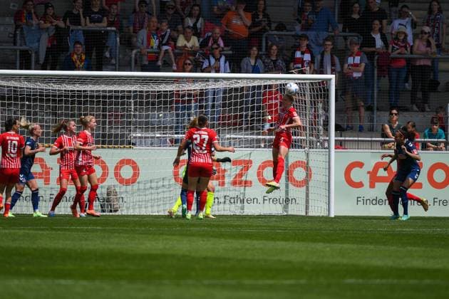 Fussball FLYERALARM Frauen-Bundesliga 21. Spieltag - 22 23 - SC Freiburg vs. 1. FC Koeln - 21-05-2023 Janina Minge (SC Freiburg 9) klaert den Ball mit dem Kopf. Fussball FLYERALARM Frauen-Bundesliga: SC Freiburg vs. 1. FC Koeln am Sonntag, den 21. Mai 2023 im Dreisamstadion in Freiburg im Breisgau DFL REGULATIONS PROHIBIT ANY USE OF PHOTOGRAPHS AS IMAGE SEQUENCES AND OR QUASI-VIDEO. Copyright: xBEAUTIFULxSPORTS GerdxGruendlx