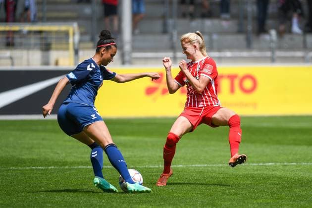 Fussball FLYERALARM Frauen-Bundesliga 21. Spieltag - 22 23 - SC Freiburg vs. 1. FC Koeln - 21-05-2023 Genessee Puntigam (1. FC Koeln 13) im Zweikampf mit Kim Fellhauer (SC Freiburg 5). Fussball FLYERALARM Frauen-Bundesliga: SC Freiburg vs. 1. FC Koeln am Sonntag, den 21. Mai 2023 im Dreisamstadion in Freiburg im Breisgau DFL REGULATIONS PROHIBIT ANY USE OF PHOTOGRAPHS AS IMAGE SEQUENCES AND OR QUASI-VIDEO. Copyright: xBEAUTIFULxSPORTS GerdxGruendlx