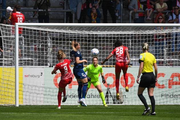 Fussball FLYERALARM Frauen-Bundesliga 21. Spieltag - 22 23 - SC Freiburg vs. 1. FC Koeln - 21-05-2023 Adriana Achcinska (1. FC Koeln 9) bei der Ballannahme und im Zweikampf mit Cora Zicai (SC Freiburg 28). Fussball FLYERALARM Frauen-Bundesliga: SC Freiburg vs. 1. FC Koeln am Sonntag, den 21. Mai 2023 im Dreisamstadion in Freiburg im Breisgau DFL REGULATIONS PROHIBIT ANY USE OF PHOTOGRAPHS AS IMAGE SEQUENCES AND OR QUASI-VIDEO. Copyright: xBEAUTIFULxSPORTS GerdxGruendlx