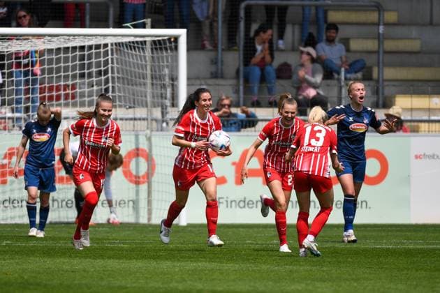 Fussball FLYERALARM Frauen-Bundesliga 21. Spieltag - 22 23 - SC Freiburg vs. 1. FC Koeln - 21-05-2023 Torjubel zum 1:2 fuer den SC Freiburg durch Hasret Kayikci (SC Freiburg 11). Fussball FLYERALARM Frauen-Bundesliga: SC Freiburg vs. 1. FC Koeln am Sonntag, den 21. Mai 2023 im Dreisamstadion in Freiburg im Breisgau DFL REGULATIONS PROHIBIT ANY USE OF PHOTOGRAPHS AS IMAGE SEQUENCES AND OR QUASI-VIDEO. Copyright: xBEAUTIFULxSPORTS GerdxGruendlx