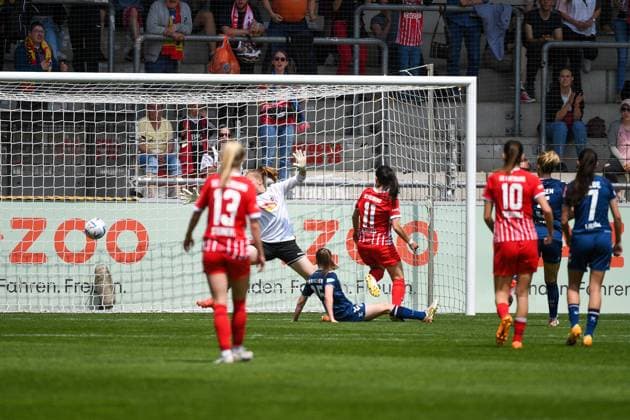 Fussball FLYERALARM Frauen-Bundesliga 21. Spieltag - 22 23 - SC Freiburg vs. 1. FC Koeln - 21-05-2023 Hasret Kayikci (SC Freiburg 11) mit dem Anschlusstreffer zum 1:2 fuer den SC Freiburg. Fussball FLYERALARM Frauen-Bundesliga: SC Freiburg vs. 1. FC Koeln am Sonntag, den 21. Mai 2023 im Dreisamstadion in Freiburg im Breisgau DFL REGULATIONS PROHIBIT ANY USE OF PHOTOGRAPHS AS IMAGE SEQUENCES AND OR QUASI-VIDEO. Copyright: xBEAUTIFULxSPORTS GerdxGruendlx
