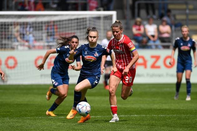Fussball FLYERALARM Frauen-Bundesliga 21. Spieltag - 22 23 - SC Freiburg vs. 1. FC Koeln - 21-05-2023 Manjou Wilde (1. FC Koeln 7) am Ball und verfolgt von Jana Vojtekova (SC Freiburg 20). Fussball FLYERALARM Frauen-Bundesliga: SC Freiburg vs. 1. FC Koeln am Sonntag, den 21. Mai 2023 im Dreisamstadion in Freiburg im Breisgau DFL REGULATIONS PROHIBIT ANY USE OF PHOTOGRAPHS AS IMAGE SEQUENCES AND OR QUASI-VIDEO. Copyright: xBEAUTIFULxSPORTS GerdxGruendlx