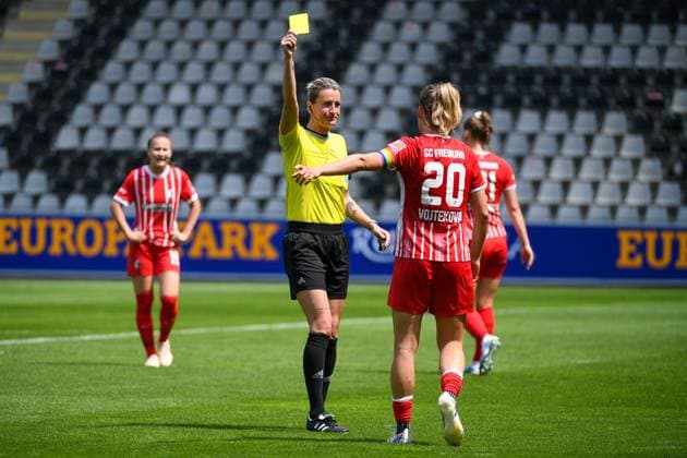 Fussball FLYERALARM Frauen-Bundesliga 21. Spieltag - 22 23 - SC Freiburg vs. 1. FC Koeln - 21-05-2023 Schiedsrichterin Anna-Lena Heidenreich (Bad Schwartau) zeigt Jana Vojtekova (SC Freiburg 20) die gelbe Karte. Fussball FLYERALARM Frauen-Bundesliga: SC Freiburg vs. 1. FC Koeln am Sonntag, den 21. Mai 2023 im Dreisamstadion in Freiburg im Breisgau DFL REGULATIONS PROHIBIT ANY USE OF PHOTOGRAPHS AS IMAGE SEQUENCES AND OR QUASI-VIDEO. Copyright: xBEAUTIFULxSPORTS GerdxGruendlx