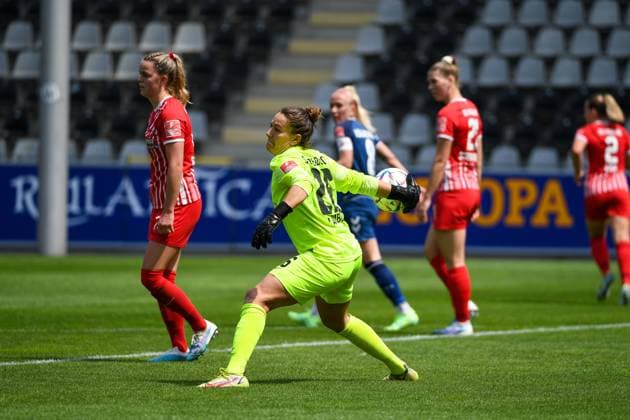 Fussball FLYERALARM Frauen-Bundesliga 21. Spieltag - 22 23 - SC Freiburg vs. 1. FC Koeln - 21-05-2023 Marie Mueller (SC Freiburg 23) beim Abwurf. Fussball FLYERALARM Frauen-Bundesliga: SC Freiburg vs. 1. FC Koeln am Sonntag, den 21. Mai 2023 im Dreisamstadion in Freiburg im Breisgau DFL REGULATIONS PROHIBIT ANY USE OF PHOTOGRAPHS AS IMAGE SEQUENCES AND OR QUASI-VIDEO. Copyright: xBEAUTIFULxSPORTS GerdxGruendlx