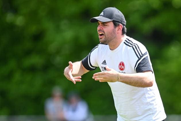 Trainer Matthias Meyer (Nürnberg) gibt Anweisungen, gestikuliert, mit den Armen gestikulieren, gives instructions, gesticulate, Einzelbild, Aktion, Action, 21.05.2023, Aschheim (Deutschland), Fussball,2. Frauen-Bundesliga, FC Bayern München II - 1. FC Nürnberg, DFB DFL REGULATIONS PROHIBIT ANY USE OF PHOTOGRAPHS AS IMAGE SEQUENCES AND OR QUASI-VIDEO.