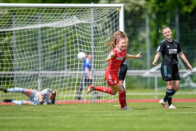 Marlene Wild (FCB, 3) trifft zum 1:0 und dreht jubelnd ab, Jubel, Torjubel, Torerfolg, celebrate the goal, goal, celebration, Jubel ueber das Tor, optimistisch, Action, Aktion , Lea Paulick (Torwart, Nürnberg, 1) geschlagen, Nürnberger Spielerinnen enttäuscht schauend, Enttäuschung, Frustration, disappointed, pessimistisch, 21.05.2023, Aschheim (Deutschland), Fussball,2. Frauen-Bundesliga, FC Bayern München II - 1. FC Nürnberg, DFB DFL REGULATIONS PROHIBIT ANY USE OF PHOTOGRAPHS AS IMAGE SEQUENCES AND OR QUASI-VIDEO.