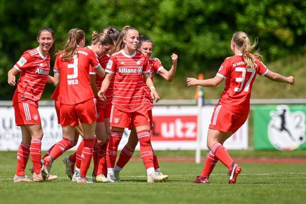Spielerinnen des FC Bayern mit Torjubel, Jubel, Torjubel, Torerfolg, celebrate the goal, goal, celebration, Jubel ueber das Tor zum 2:0 durch Sophia Weixler (FCB, 16) (2.v.re. halbverdeckt), optimistisch, Action, Aktion, 21.05.2023, Aschheim (Deutschland), Fussball,2. Frauen-Bundesliga, FC Bayern München II - 1. FC Nürnberg, DFB DFL REGULATIONS PROHIBIT ANY USE OF PHOTOGRAPHS AS IMAGE SEQUENCES AND OR QUASI-VIDEO.
