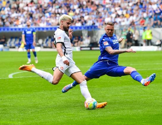Lex Tyger Lobinger (1. FC Kaiserslautern, 27) am Ball, rechts wirft sich Marcel Franke (Karlsruher SC, 28) rein, GER, Karlsruher SC vs. 1. FC Kaiserslautern, Fussball, Herren, 2. Bundesliga, 33. Spieltag, Spielzeit 2022 2023, 21.05.2023, (DFL REGULATIONS PROHIBIT ANY USE OF PHOTOGRAPHS AS IMAGE SEQUENCES AND OR QUASI-VIDEO), GER, Karlsruher SC vs. 1. FC Kaiserslautern, Fussball, Herren, 2. Bundesliga, 33. Spieltag, Spielzeit 2022 2023, 21.05.2023, Karlsruhe Copyright: xEibner-Pressefoto SilasxSchuellex EP_EER