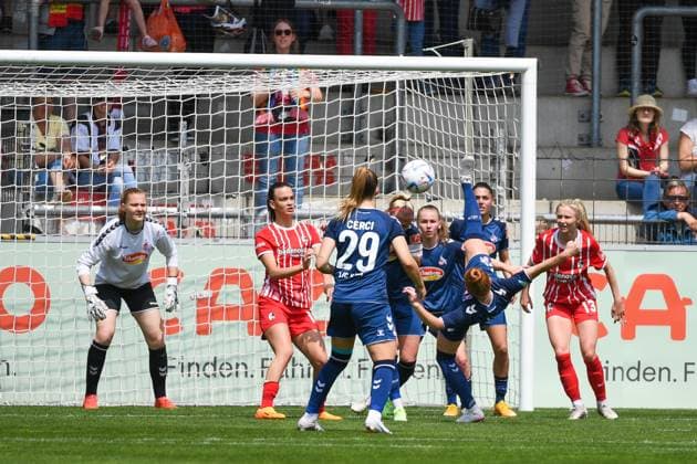 Fussball FLYERALARM Frauen-Bundesliga 21. Spieltag - 22 23 - SC Freiburg vs. 1. FC Koeln - 21-05-2023 Laura Vogt (1. FC Koeln 3) mit einem Fallrueckzieher. Fussball FLYERALARM Frauen-Bundesliga: SC Freiburg vs. 1. FC Koeln am Sonntag, den 21. Mai 2023 im Dreisamstadion in Freiburg im Breisgau DFL REGULATIONS PROHIBIT ANY USE OF PHOTOGRAPHS AS IMAGE SEQUENCES AND OR QUASI-VIDEO. Copyright: xBEAUTIFULxSPORTS GerdxGruendlx