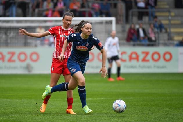Fussball FLYERALARM Frauen-Bundesliga 21. Spieltag - 22 23 - SC Freiburg vs. 1. FC Koeln - 21-05-2023 Lotta Cordes (1. FC Koeln 15) am Ball und im Zweikampf mit Riola Xhemaili (SC Freiburg 10). Fussball FLYERALARM Frauen-Bundesliga: SC Freiburg vs. 1. FC Koeln am Sonntag, den 21. Mai 2023 im Dreisamstadion in Freiburg im Breisgau DFL REGULATIONS PROHIBIT ANY USE OF PHOTOGRAPHS AS IMAGE SEQUENCES AND OR QUASI-VIDEO. Copyright: xBEAUTIFULxSPORTS GerdxGruendlx