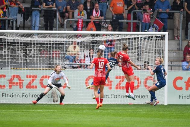 Fussball FLYERALARM Frauen-Bundesliga 21. Spieltag - 22 23 - SC Freiburg vs. 1. FC Koeln - 21-05-2023 Samantha Steuerwald (SC Freiburg 21) mit einer Kopfballchance fuer den SC Freiburg. Fussball FLYERALARM Frauen-Bundesliga: SC Freiburg vs. 1. FC Koeln am Sonntag, den 21. Mai 2023 im Dreisamstadion in Freiburg im Breisgau DFL REGULATIONS PROHIBIT ANY USE OF PHOTOGRAPHS AS IMAGE SEQUENCES AND OR QUASI-VIDEO. Copyright: xBEAUTIFULxSPORTS GerdxGruendlx