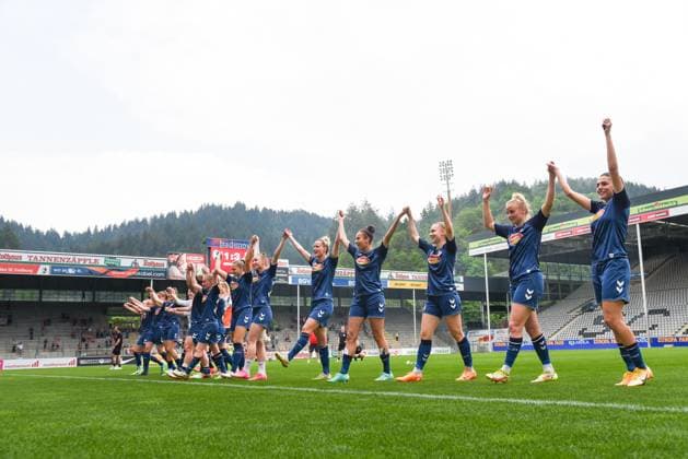 Fussball FLYERALARM Frauen-Bundesliga 21. Spieltag - 22 23 - SC Freiburg vs. 1. FC Koeln - 21-05-2023 Die 1. FC Koeln Frauen bedankten sich bei den mitgereisten Fans. Fussball FLYERALARM Frauen-Bundesliga: SC Freiburg vs. 1. FC Koeln am Sonntag, den 21. Mai 2023 im Dreisamstadion in Freiburg im Breisgau DFL REGULATIONS PROHIBIT ANY USE OF PHOTOGRAPHS AS IMAGE SEQUENCES AND OR QUASI-VIDEO. Copyright: xBEAUTIFULxSPORTS GerdxGruendlx