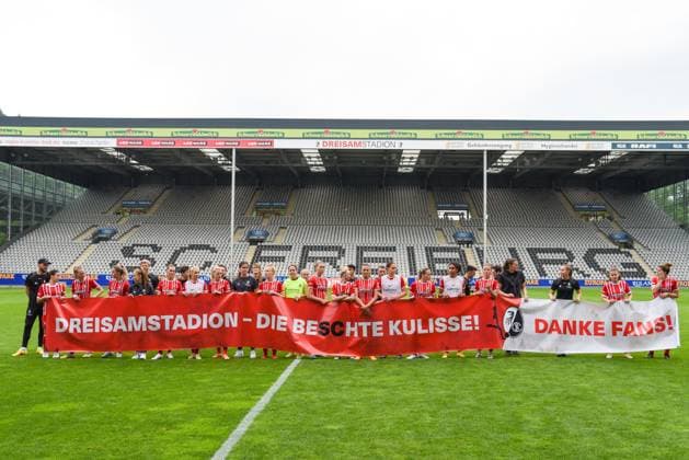 Fussball FLYERALARM Frauen-Bundesliga 21. Spieltag - 22 23 - SC Freiburg vs. 1. FC Koeln - 21-05-2023 Die SC Freiburg Frauen bedanken sich bei den Zuschauern. Fussball FLYERALARM Frauen-Bundesliga: SC Freiburg vs. 1. FC Koeln am Sonntag, den 21. Mai 2023 im Dreisamstadion in Freiburg im Breisgau DFL REGULATIONS PROHIBIT ANY USE OF PHOTOGRAPHS AS IMAGE SEQUENCES AND OR QUASI-VIDEO. Copyright: xBEAUTIFULxSPORTS GerdxGruendlx