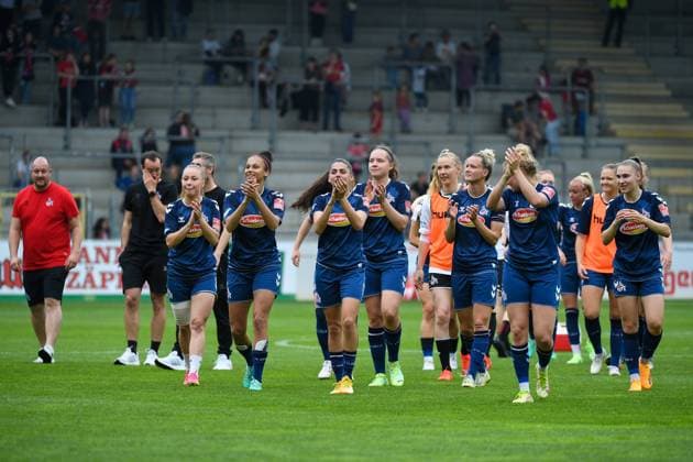 Fussball FLYERALARM Frauen-Bundesliga 21. Spieltag - 22 23 - SC Freiburg vs. 1. FC Koeln - 21-05-2023 Die 1. FC Koeln Frauen bedankten sich bei den mitgereisten Fans. Fussball FLYERALARM Frauen-Bundesliga: SC Freiburg vs. 1. FC Koeln am Sonntag, den 21. Mai 2023 im Dreisamstadion in Freiburg im Breisgau DFL REGULATIONS PROHIBIT ANY USE OF PHOTOGRAPHS AS IMAGE SEQUENCES AND OR QUASI-VIDEO. Copyright: xBEAUTIFULxSPORTS GerdxGruendlx