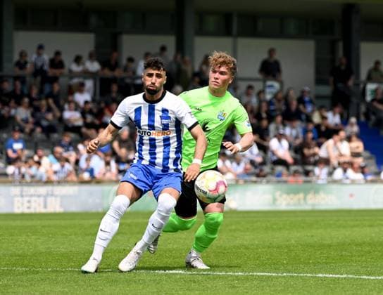 Fussball, Herren, Saison 2022 2023, Regionalliga Nordost (33. Spieltag), Hertha BSC II - Chemnitzer FC, v. l. Nader El-Jindaoui (Hertha BSC II), Marius Schreiber (Chemnitzer FC), 21.05. 2023, Copyright: xMatthiasxKochx