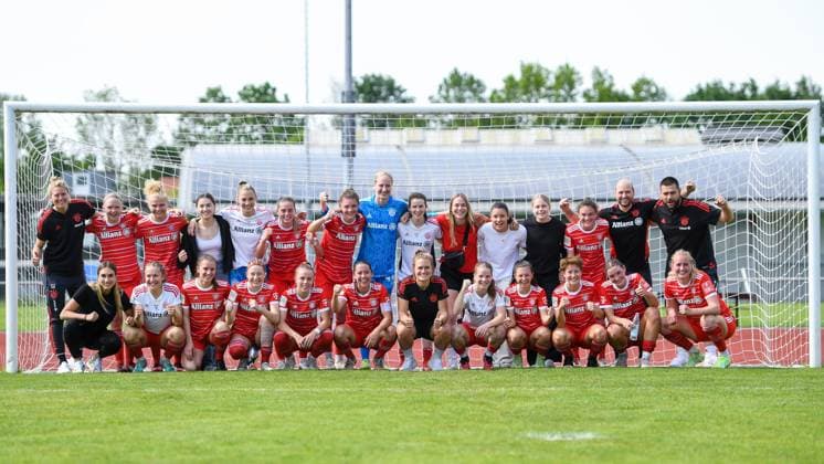 Spielerinnen des FC Bayern machen nach dem Spiel ein Siegerfoto, Mannschaftsfoto, Derbysieger, 21.05.2023, Aschheim (Deutschland), Fussball,2. Frauen-Bundesliga, FC Bayern München II - 1. FC Nürnberg, DFB DFL REGULATIONS PROHIBIT ANY USE OF PHOTOGRAPHS AS IMAGE SEQUENCES AND OR QUASI-VIDEO.