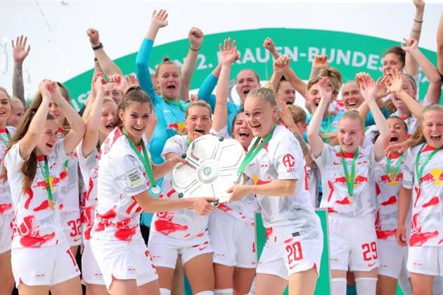 Bilder des Jahres 2023, Sport 05 Mai Sport Themen der Woche KW20 Sport Bilder des Tages RB Leipzig - Guetersloh 2.Bundesliga Frauen Leipzig, 21.05.2023, RBL Campus Platz 1, Fussball, Frauen , 2.Bundesliga, 25.Spieltag, RB Leipzig vs. FSV Gütersloh , Die Frauen von RB Leipzig wurden nach dem Spiel zum Meister der 2.Bundesliga gekürt. Schon vorher standen sie als Aufsteiger in die Frauen Bundesliga fest. , Im Bild; Leipzig feiert die Meisterschaft. Johanna Kaiser (3, Leipzig), Victoria Krug (20, Leipzig) mit Meisterschale. , Nur zur redaktionellen Nutzung. Only editorial use. , DFB DFL regulations prohibit any use of photographs as image sequences and or quasi-video , *** RB Leipzig Guetersloh 2 Bundesliga Frauen Leipzig, 21 05 2023, RBL Campus Platz 1, Football, Women , 2 Bundesliga, 25 Spieltag, RB Leipzig vs FSV Gütersloh , The women of RB Leipzig were crowned champions of the 2 Bundesliga after the game Even before that they had been promoted to the Womens Bundesliga , In the picture Leipzig celebrates the championship Johanna Kaiser 3, Leipzig , Victoria Krug 20, Leipzig with championship trophy , Only editorial use Only editorial use , DFB DFL regulations prohibit any use of photographs as image sequences and or quasi video ,