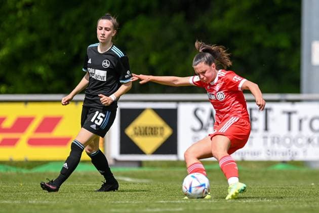 v.li.: Rebekka Salfelder (Nürnberg, 15) schaut zu wie Sophia Weixler (FCB, 16) das Tor schießt, Schuss zum 2:0, 21.05.2023, Aschheim (Deutschland), Fussball,2. Frauen-Bundesliga, FC Bayern München II - 1. FC Nürnberg, DFB DFL REGULATIONS PROHIBIT ANY USE OF PHOTOGRAPHS AS IMAGE SEQUENCES AND OR QUASI-VIDEO.