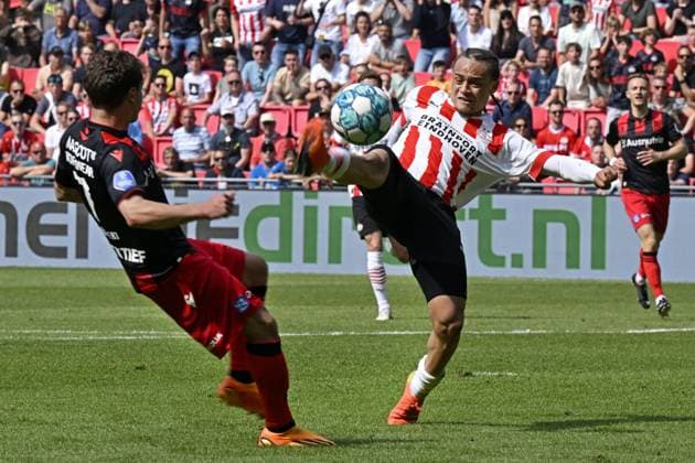 EINDHOVEN - Xavi Simons of PSV, Mats Kohlert of Heerenveen after the 3-3 during the Dutch premier league match between PSV Eindhoven and SC Heerenveen at Phillips stadium on May 21, 2023 in Eindhoven, Netherlands. ANP OLAF KRAAK Dutch Eredivisie 2022 2023 xVIxANPxSportx xxANPxIVx 469811301 originalFilename: 469811301.jpg