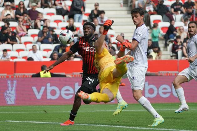 Maxime DupÃ (Toulouse) - Terem Moffi (OGC Nice) - Rasmus Nicolaisen (Toulouse) FOOTBALL : OGC Nice vs Toulouse - Ligue 1 Uber Eats - Nice - 21 05 2023 NorbertScanella Panoramic 