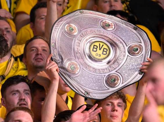 Sport Themen der Woche KW20 Sport Bilder des Tages 21.05.2023, Fussball 1. Bundesliga 2022 2023, 33.Spieltag, FC Augsburg - Borussia Dortmund, in der WWK-Arena Augsburg, Die Dortmunder Fans feiern ihre Mannschaft mit einer Meisterschale, ***DFL and DFB regulations prohibit any use of photographs as image sequences and or quasi-video.*** *** 21 05 2023, Football 1 Bundesliga 2022 2023, 33 Matchday, FC Augsburg Borussia Dortmund, at WWK Arena Augsburg, Dortmund fans celebrate their team with a championship trophy, DFL and DFB regulations prohibit any use of photographs as image sequences and or quasi video