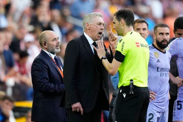 Sport Themen der Woche KW20 Sport Bilder des Tages Valencia CF v Real Madrid CF - LaLiga Santander Carlo Ancelotti head coach of Real Madrid protest to referee during the LaLiga Santander match between Valencia CF and Real Madrid CF at Estadio Mestalla on May 21, 2023 in Valencia, Spain. Valencia Spain  Copyright: xJosexBretonx originalFilename:breton-valencia230521_npaEP.jpg