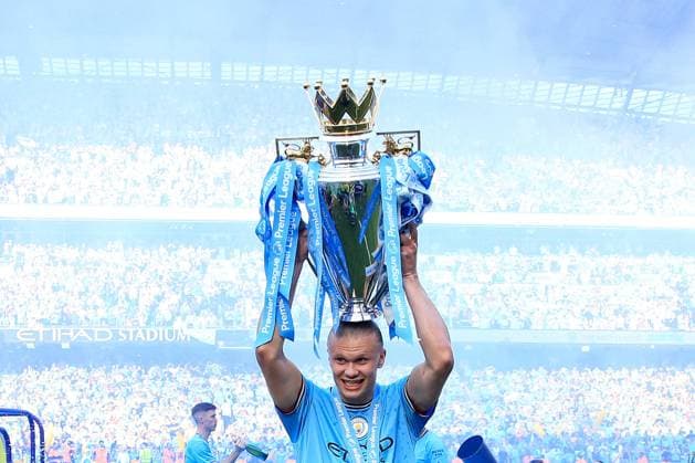Bilder des Jahres 2023, Sport 05 Mai Sport Themen der Woche KW20 Football - Premier League - Manchester City v Chelsea 21st May 2023 - Premier League - Manchester City v Chelsea - Erling Haaland of Manchester City balances the trophy on his head - Photo: Simon Stacpoole Offside. Manchester UK *** Fußball Premier League Manchester City gegen Chelsea 21. Mai 2023 Premier League Manchester City gegen Chelsea Erling Haaland von Manchester City balanciert die Trophäe auf seinem Kopf Foto Simon Stacpoole Abseits Manchester UK  Copyright: xSimonxStacpoolexOffside