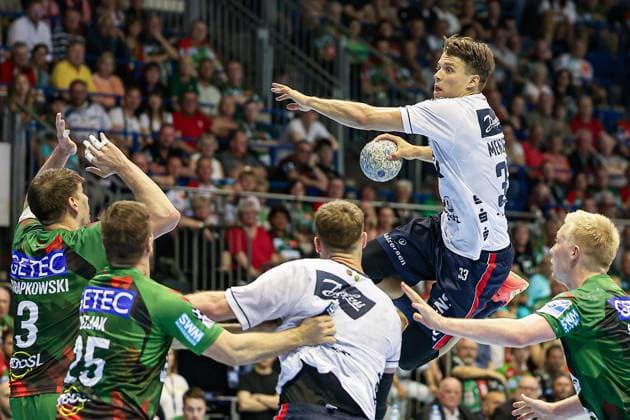 Sport Themen der Woche KW20 Sport Bilder des Tages Handball I Herren I Saison 2022 2023 I LIQUI MOLY Handball-Bundesliga I 31. Spieltag I SC Magdeburg - SG Flensburg-Handewitt I 21.05.2023 Aaron Mensing (33, SG Flensburg-Handewitt) überwindet Piotr Chrapkowski (3, SC Magdeburg) und Marko Bezjak (25, SC Magdeburg) Magdeburg GETEC Arena Sachsen-Anhalt Deutschland *** Handball I Men I Season 2022 2023 I LIQUI MOLY Handball Bundesliga I 31 Matchday I SC Magdeburg SG Flensburg Handewitt I 21 05 2023 Aaron Mensing 33, SG Flensburg Handewitt overcomes Piotr Chrapkowski 3, SC Magdeburg and Marko Bezjak 25, SC Magdeburg Magdeburg GETEC Arena Sachsen Anhalt Germany Copyright: xLobecax xIngridxAnderson-Jensenx