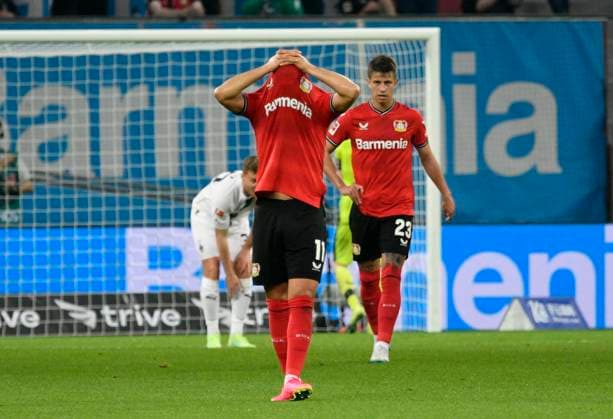 Sport Themen der Woche KW20 Sport Bilder des Tages BayArena Leverkusen 21.5.2023, 1. Fussball Bundesliga Saison 2022 23 33. Spieltag, Bayer 04 Leverkusen (B04) vs Borussia Mönchengladbach (BMG) Pechvogel Nadiem Amiri (B04) verbirgt sein Gesicht, dahinter Adam Hlozek (B04) DFL REGULATIONS PROHIBIT ANY USE OF PHOTOGRAPHS AS IMAGE SEQUENCES AND OR QUASI-VIDEO *** BayArena Leverkusen 21 5 2023, 1 Football Bundesliga Season 2022 23 33 Matchday, Bayer 04 Leverkusen B04 vs Borussia Mönchengladbach BMG unlucky Nadiem Amiri B04 hides his face, behind Adam Hlozek B04 DFL REGULATIONS PROHIBIT ANY USE OF PHOTOGRAPHS AS IMAGE SEQUENCES AND OR QUASI VIDEO