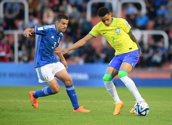 (230522) -- MENDOZA, May 22, 2023 -- Riccardo Turicchia (L) of Italy vies with Giovani of Brazil during during the U20 World Cup group D match between Italy and Brazil in Mendoza, Argentina, May 21, 2023. ( Handout via Xinhua) (SP)ARGENTINA-MENDOZA-FOOTBALL-FIFA U-20 WORLD CUP-ITALY VS BRAZIL TELAM 