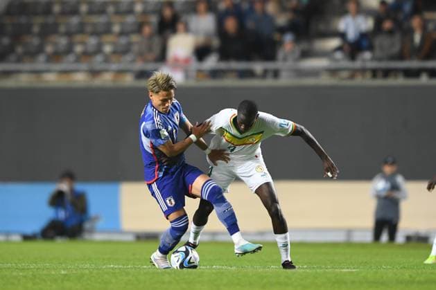 (230522) -- LA PLATA, May 22, 2023 -- Matsuki Kuryu (L) of Japan vies with Mamadou Camara of Senegal during the FIFA U20 World Cup group C match between Japan and Senegal in La Plata, Argentina, May 21, 2023. ( Handout via Xinhua) (SP)ARGENTINA-LA PLATA-FOOTBALL-2023 FIFA U20 WORLD CUP-JAPAN VS SENEGAL TELAM 