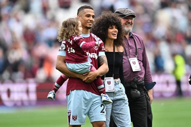 LONDON, ENGLAND - MAY 21: Thilo Kehrer of West Ham United with a family after the Premier League match between West Ham United and Leeds United at London Stadium on May 21, 2023 in London, England. (Photo by Sebastian Frej) SPO  Copyright: xSebastianxFrej