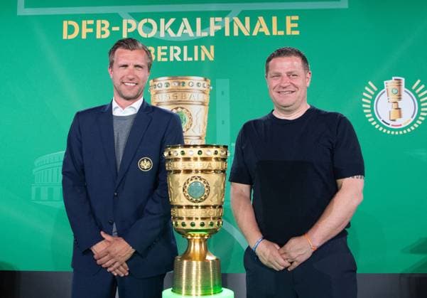 Fussball, Herren, Saison 2022 2023, DFB-Pokal Finale, Cup Handover, v. l. Vorstand Markus Krösche (Eintracht Frankfurt), Geschäftsführer Sport Max Eberl (RB Leipzig) mit Pokal, 22.05. 2023, *** Football, men, season 2022 2023, DFB Pokal final, Cup Handover, f l Sport Board Markus Krösche Eintracht Frankfurt , Managing Director Sport Max Eberl RB Leipzig with Cup, 22 05 2023, Copyright: xSebastianxRäppold MatthiasxKochx
