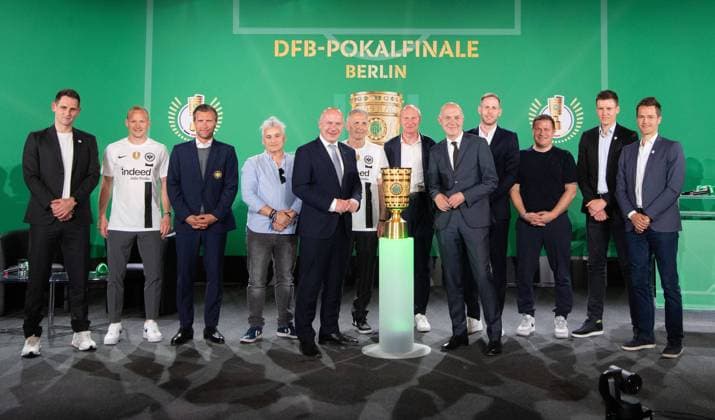 Sport Themen der Woche KW21 Sport Bilder des Tages Fussball, Herren, Saison 2022 2023, DFB-Pokal Finale, Cup Handover, v. l. Schiedsrichter-Assistent Rafael Foltyn, Sebastian Rode (Eintracht Frankfurt), Vorstand Markus Krösche (Eintracht Frankfurt), Erdem Apaydin, Kai Wegner (Berlins Regierender Bürgermeister), Charly Körbel (Pokalbotschafter Eintracht Frankfurt), Perry Bräutigam (Pokalbotschafter RB Leipzig), Bernd Neuendorf (DFB-Präsident), Torhüter Peter Gulacsi (RB Leipzig), Geschäftsführer Sport Max Eberl (RB Leipzig), Schiedsrichter Daniel Siebert, Schiedsrichter-Assistent Jan Seidel, 22.05. 2023, *** Football, Men, Season 2022 2023, DFB Cup Final, Cup Handover, f l Referee Assistant Rafael Foltyn, Sebastian Rode Eintracht Frankfurt , Sport Board Markus Krösche Eintracht Frankfurt , Erdem Apaydin, Kai Wegner Berlins Governing Mayor , Charly Körbel Cup Ambassador Eintracht Frankfurt , Perry Bräutigam Cup Ambassador RB Leipzig , Bernd Neuendorf DFB President , goalkeeper Peter Gulacsi RB Leipzig , Managing Director Sport Max Eberl RB Leipzig , referee Daniel Siebert, assistant referee Jan Seidel, 22 05 2023, Copyright: xSebastianxRäppold MatthiasxKochx