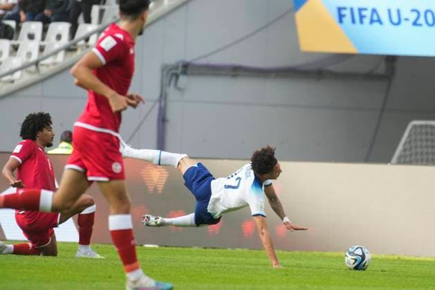May 22, 2023, La Plata, Buenos Aires, Argentina: Sports. Edozie Samuel from England (right) falls during the FIFA U-20 World Cup Argentina 2023 match between England and Tunisia at Stadium Unico Diego Armando Maradona in La Plata, Buenos Aires, Argentina, on May 22, 2023 La Plata Argentina - ZUMAf135 0257385656st Copyright: xJulietaxFerrariox